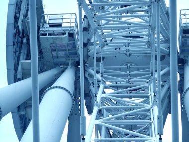 Beyaz arkaplanda renkli bir dönme dolaba yakın çekim.