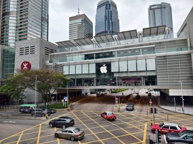 HAZİRAN 03, 2025 - HONGKONG, ÇİN: Logo ve tasarım unsurları ile Apple mağaza önü.