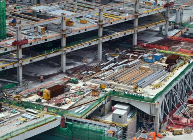 Hareketli bir şehirde bulunan bir inşaat alanını gösteren havadan bir perspektif..
