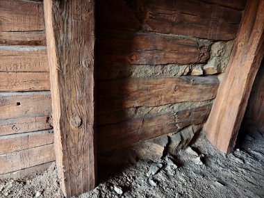 Fotoğraf madenlerin eski ve terk edilmiş girişini gösteriyor.. 