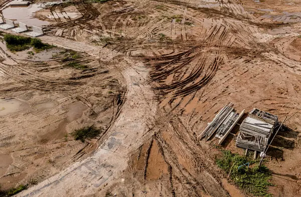 Yeni yol inşaatı ya da inşaat halindeki üstgeçitlerin hava görüntüsü.