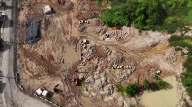 Yeni yol inşaatı ya da inşaat halindeki üstgeçitlerin hava görüntüsü.