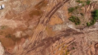 Yeni yol inşaatı ya da inşaat halindeki üstgeçitlerin hava görüntüsü.