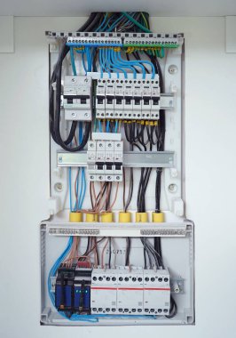 Elektrikçi sigortalı bir santrali kontrol ediyor..