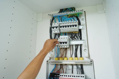 Elektrikçi sigortalı bir santrali kontrol ediyor..