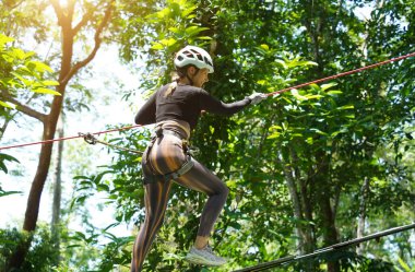 Kadın, uç parkta zorlu bir pistte yürüyor..