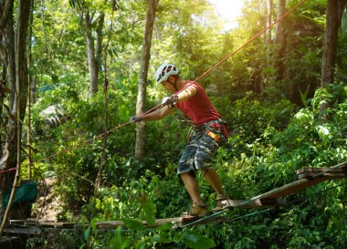 Bir adam uç parkta zorlu bir pistte yürüyor..
