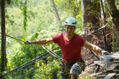 Bir adam uç parkta zorlu bir pistte yürüyor..