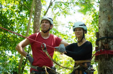 Bir adam ve bir kadın, Extreme Park 'ta zorlu bir pistte yürüyor..