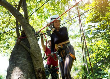 Bir adam ve bir kadın, Extreme Park 'ta zorlu bir pistte yürüyor..