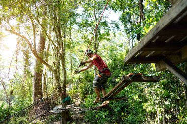 Bir adam uç parkta zorlu bir pistte yürüyor..
