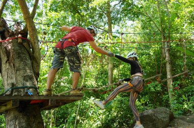 Bir adam ve bir kadın, Extreme Park 'ta zorlu bir pistte yürüyor..