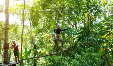 Bir adam ve bir kadın, Extreme Park 'ta zorlu bir pistte yürüyor..