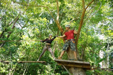 Bir adam ve bir kadın, Extreme Park 'ta zorlu bir pistte yürüyor..