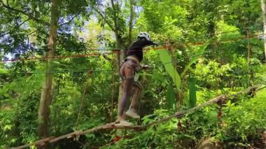 Bir adam ve bir kadın, Extreme Park 'ta zorlu bir pistte yürüyor..