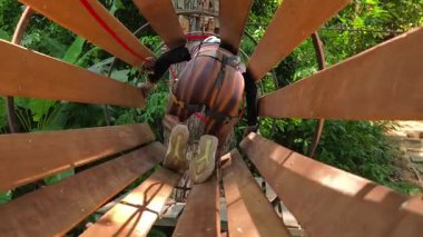 Kadın, uç parkta zorlu bir pistte yürüyor..