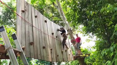 Bir adam ve bir kadın, Extreme Park 'ta zorlu bir pistte yürüyor..