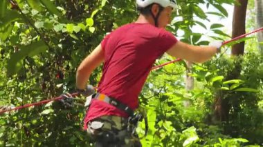 Bir adam uç parkta zorlu bir pistte yürüyor..