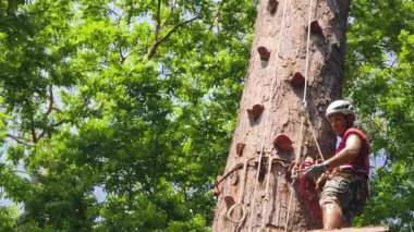 Bir adam uç parkta zorlu bir pistte yürüyor..