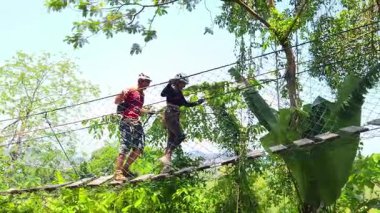 Bir adam ve bir kadın, Extreme Park 'ta zorlu bir pistte yürüyor..