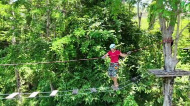 Bir adam uç parkta zorlu bir pistte yürüyor..