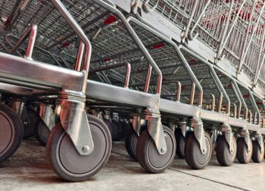 Bir sıra alışveriş arabası düz bir sıraya dizilmiştir..