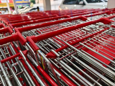 Bir sıra alışveriş arabası düz bir sıraya dizilmiştir..