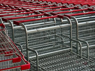 Bir sıra alışveriş arabası düz bir sıraya dizilmiştir..