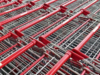 Bir sıra alışveriş arabası düz bir sıraya dizilmiştir..