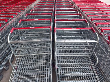 Bir sıra alışveriş arabası düz bir sıraya dizilmiştir..