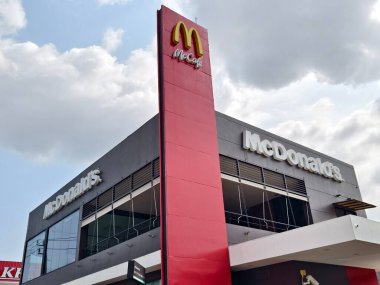 MAYIS 08, 2025 - PHUKET, THAILAND: caddedeki McDonalds Restoranı.