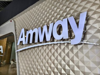 MAYIS 08, 2025 - PHUKET, THAILAND: Duvardaki Amway markasının logosu.