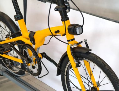 Bir spor mağazasının içinde çeşitli bisikletler asılıdır..