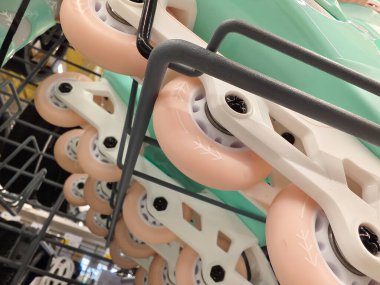 Renkli patenler düzgün dizilmiş, ilginç bir ekran oluşturuyor.