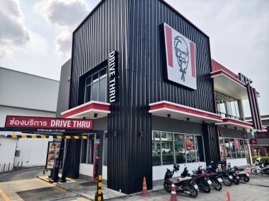 MAYIS 08, 2025 - PHUKET, THAILAND: Caddedeki KFC Restoranı.