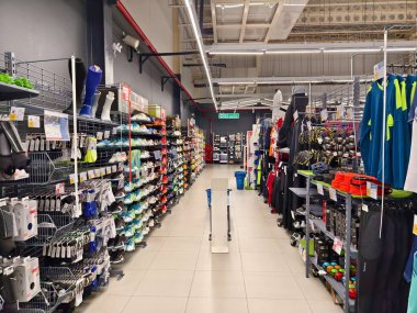 MAYIS 08, 2025 - PHUKET, THAILAND: Büyük perakende spor mağazası dekatlonu.