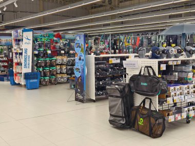 MAYIS 08, 2025 - PHUKET, THAILAND: Büyük perakende spor mağazası dekatlonu.