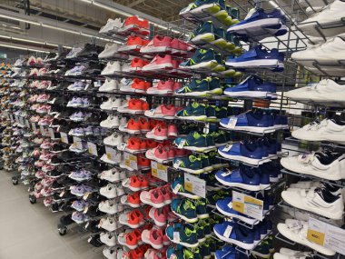 MAYIS 08, 2025 - PHUKET, THAILAND: Büyük perakende spor mağazası dekatlonu.