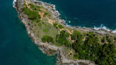 Uçsuz bucaksız okyanusun ortasında, mavi sularla çevrili küçük bir ada..