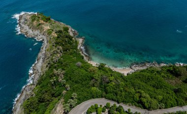 Uçsuz bucaksız okyanusun ortasında, mavi sularla çevrili küçük bir ada..