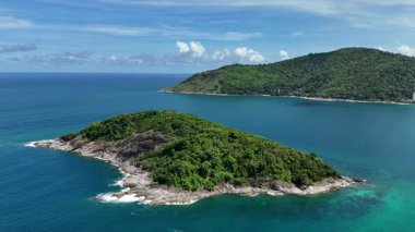 Uçsuz bucaksız okyanusun ortasında, mavi sularla çevrili küçük bir ada..