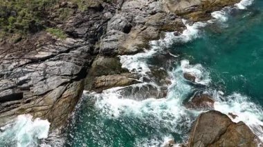 Dalgaların kayalara ve taşlara çarptığı kıyı şeridi..