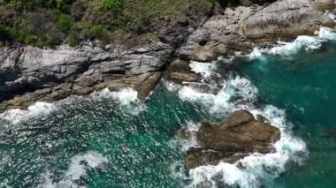 Dalgaların kayalara ve taşlara çarptığı kıyı şeridi..