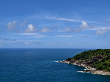 Uçsuz bucaksız okyanusun ortasında, mavi sularla çevrili küçük bir ada..