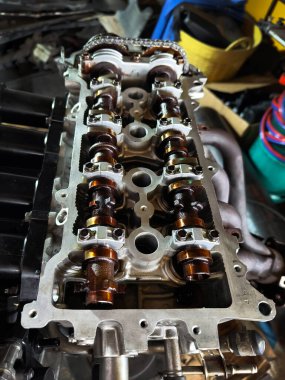 Garaj atölyesinde bir araba motoru tamiri yapılıyor..