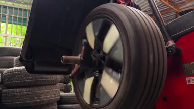 Tam donanımlı bir atölye ortamında dinamik bir lastik döndürme işlemi gerçekleştiriliyor.