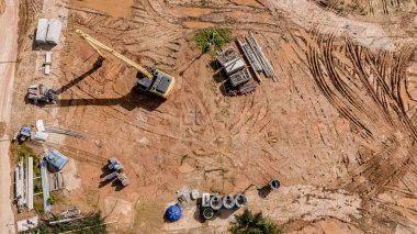 Yeni yol inşaatı ya da inşaat halindeki üstgeçitlerin hava görüntüsü.