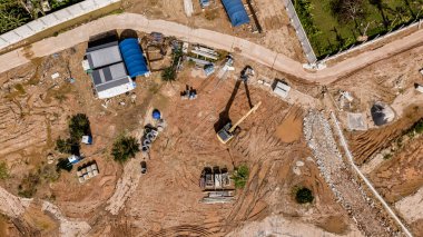 Yeni yol inşaatı ya da inşaat halindeki üstgeçitlerin hava görüntüsü.