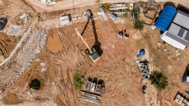 Yeni yol inşaatı ya da inşaat halindeki üstgeçitlerin hava görüntüsü.