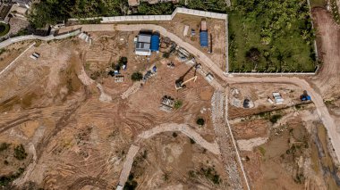 Yeni yol inşaatı ya da inşaat halindeki üstgeçitlerin hava görüntüsü.
